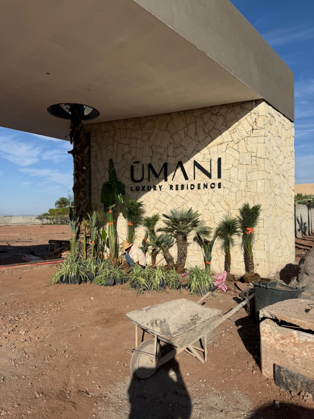 Entrée UMANI Luxury Residence photographiée pendant le chantier le 4 février 2026