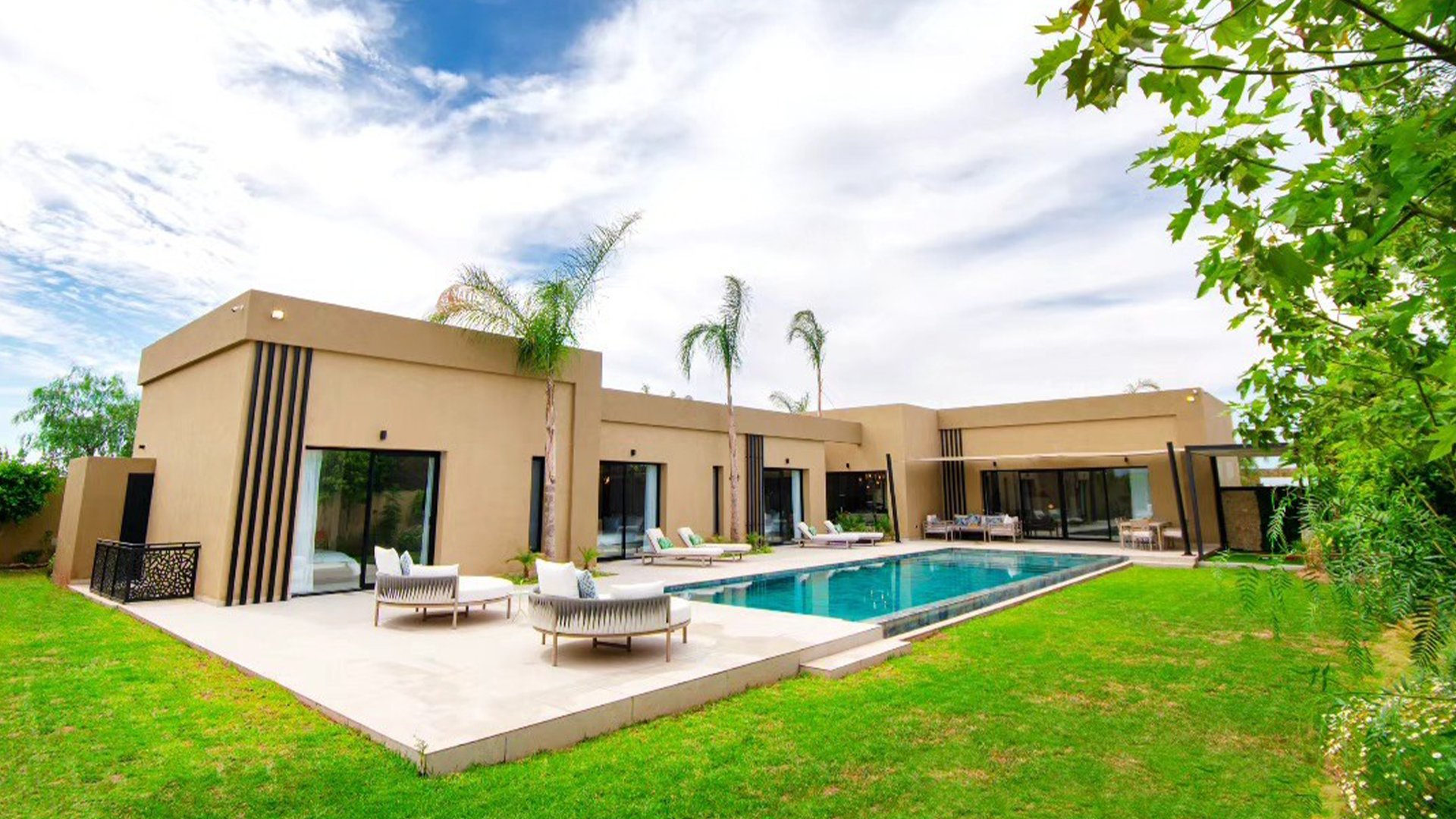 Villa achevée avec sa piscine, ses terrasses et son jardin