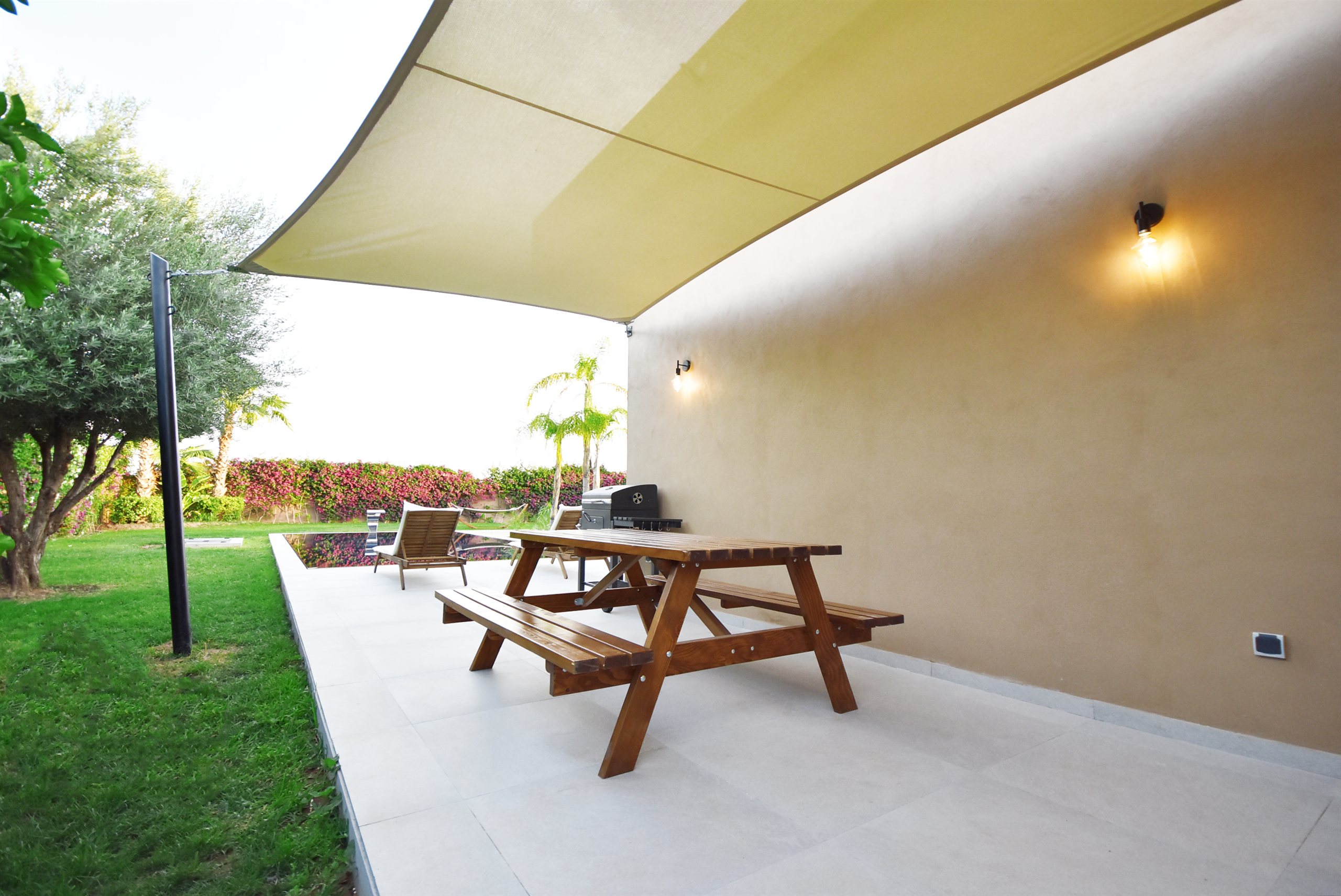 Espace repas extérieur ouvert sur le jardin