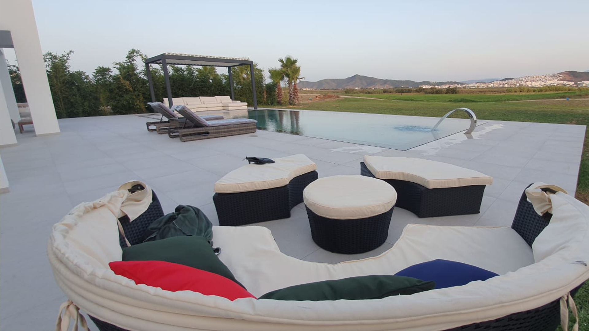 Piscine à débordement et paysage visible depuis la terrasse