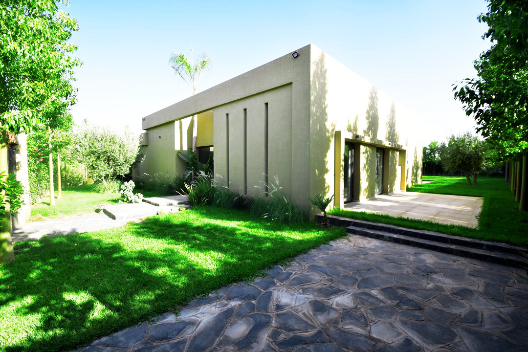 Villa avec piscine au cœur d’un jardin arboré
