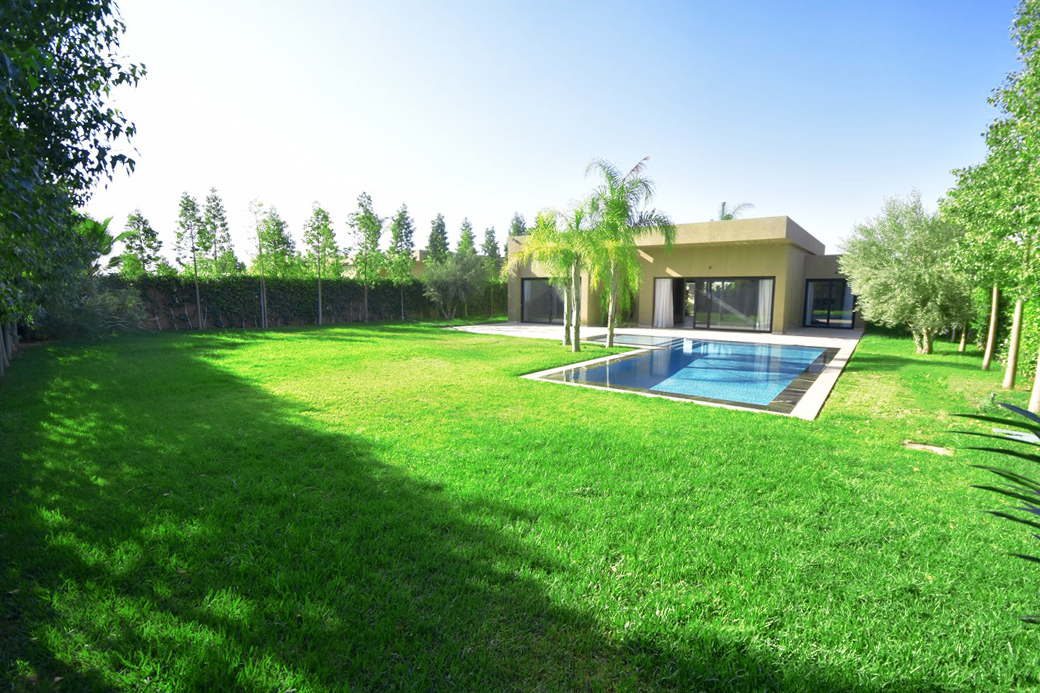 Vue d’ensemble de la villa compacte ouverte sur la piscine et le jardin