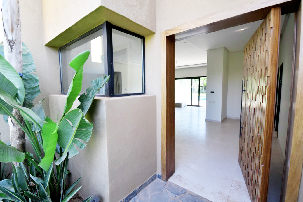 Passage extérieur paysager reliant les volumes de la villa