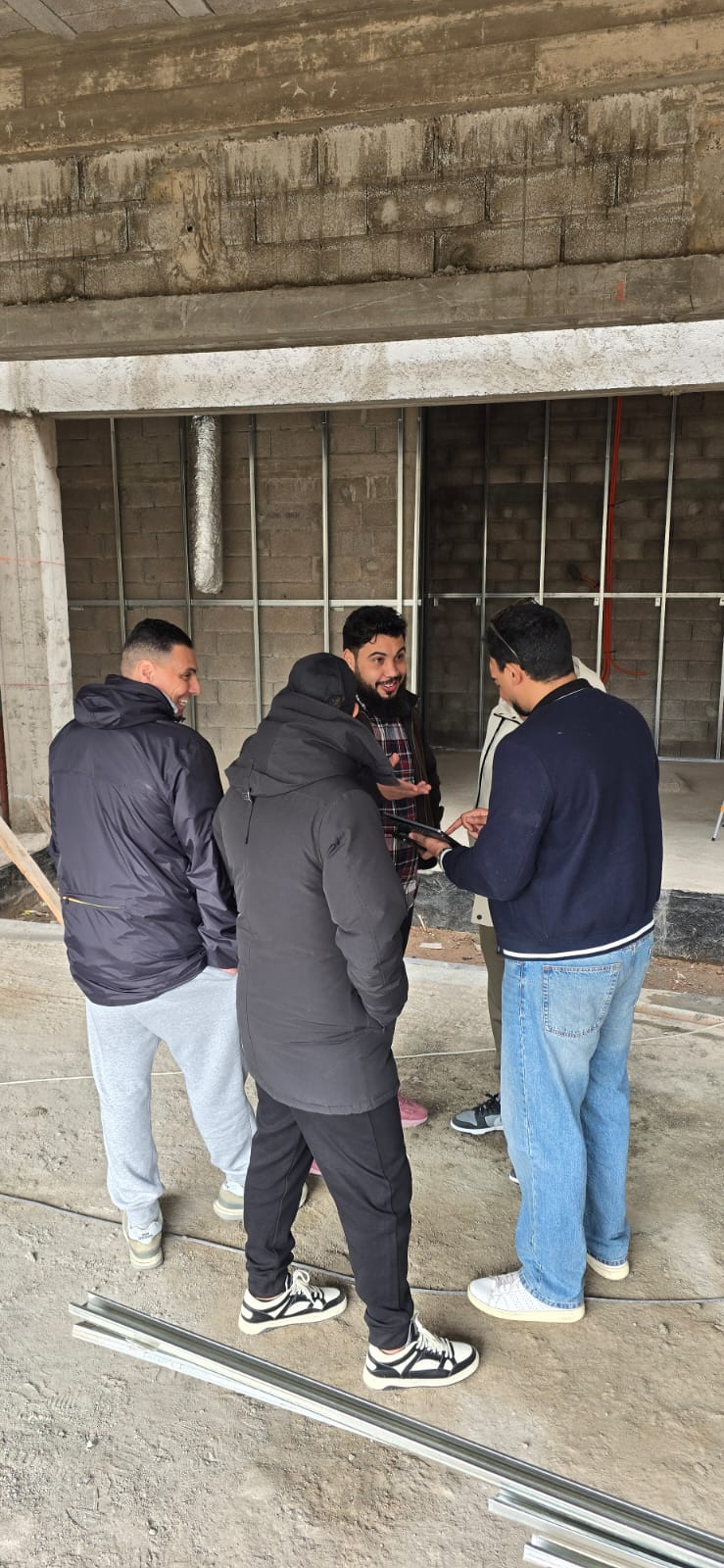 Un groupe échange à l’intérieur d’un chantier.